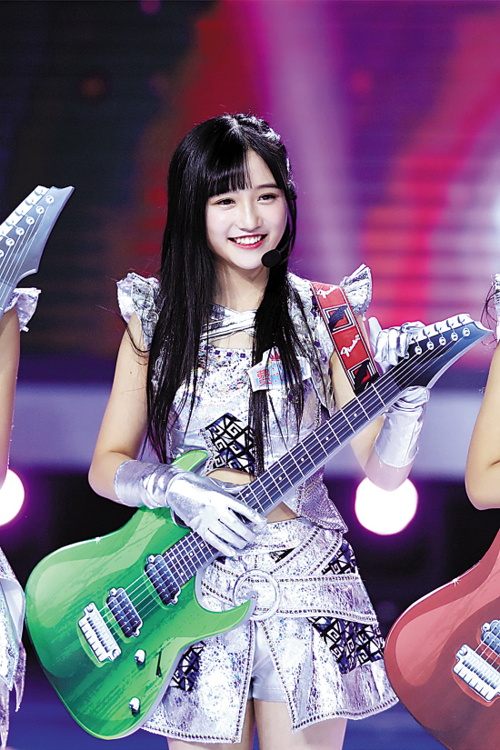 14岁"初恋美少女"费沁源红到日本