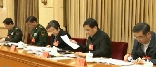 废除政法委:中央政法工作会议点名6名前政法系统落马高官 画面最左侧为李晓峰中将