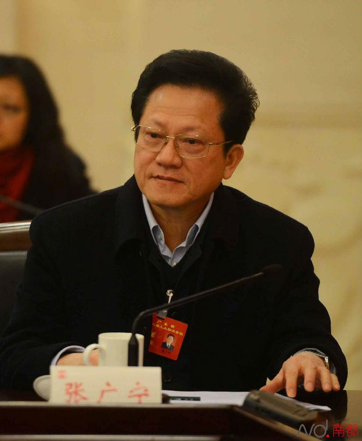 1月24日,补选为广东省人大代表的张广宁现身广州代表团成立会议