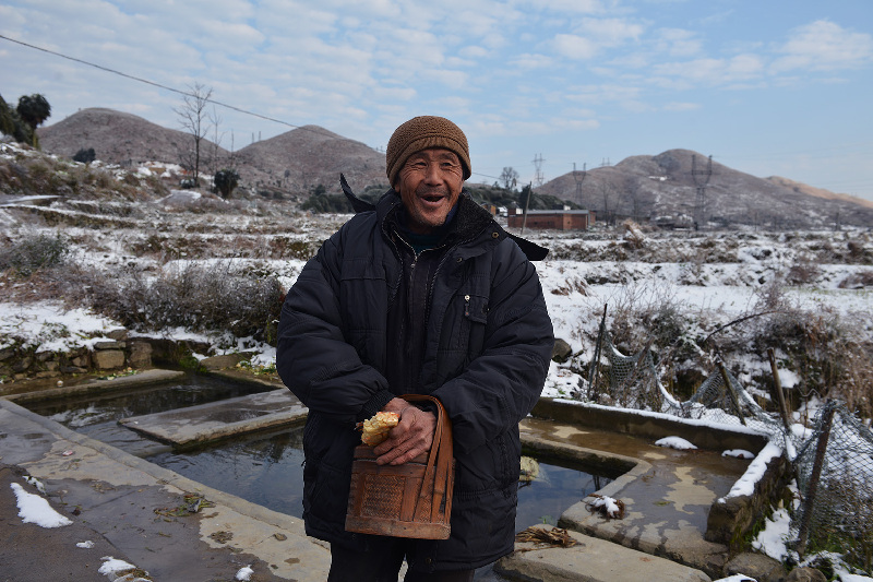 冰雪中村民的生活