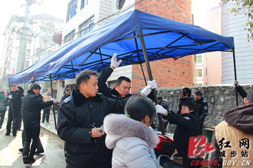 副书记,县长杨博理(左二)带队整治乱堆乱放乱挂现象 黄艳萍摄图为城步