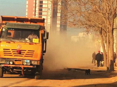 拉土车驶过尘土飞扬