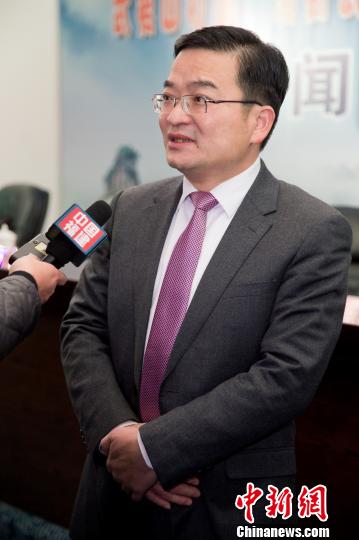 图为中共武夷山市委副书记,市人民政府市长徐春晖接受媒体采访.