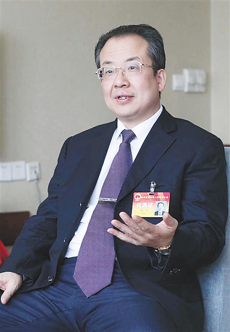 市人大代表,武隆县县委书记何平通讯员 郑庆华 记者 张路桥 摄市民在