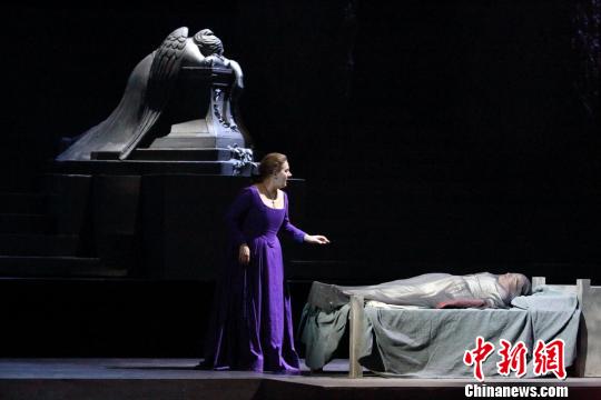 指挥大师丹尼尔·欧伦执棒,歌剧泰斗皮埃尔·路易吉·皮兹担任导演