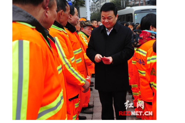 攸县县委书记胡湘之节前慰问环卫工人