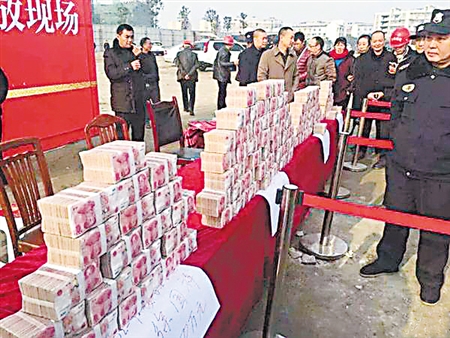 2000万现金堆成山工人领坨坨钱了