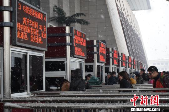 武昌火车站,市民冒雪赶火车回家 马芙蓉 摄武昌火车站,市民冒雪赶火车