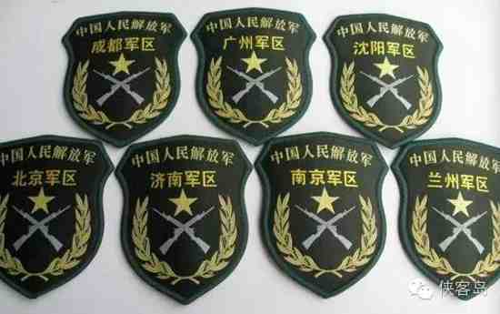 在xx军区之下,图案是交叉的钢枪;而新的战区臂章,图案中则混合了钢枪