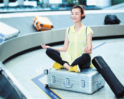 等待年终奖的心情   近日,刘孜在机场拍摄一组瑜伽写真,以不同瑜伽