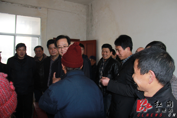 株洲市委常委,市委秘书长,市政法委书记蔡溪与敬老院的老人亲切交谈