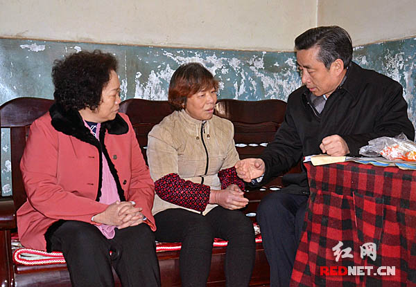 副省长戴道晋(右),省计生协会会长石玉珍(左)慰问基层计生群众.