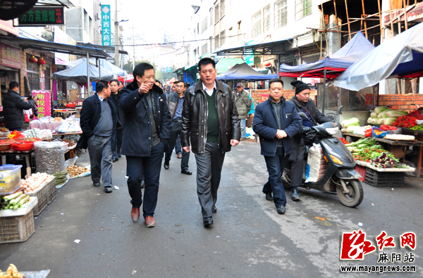 麻阳县委副书记,县长李仕忠检查节前城市管理工作