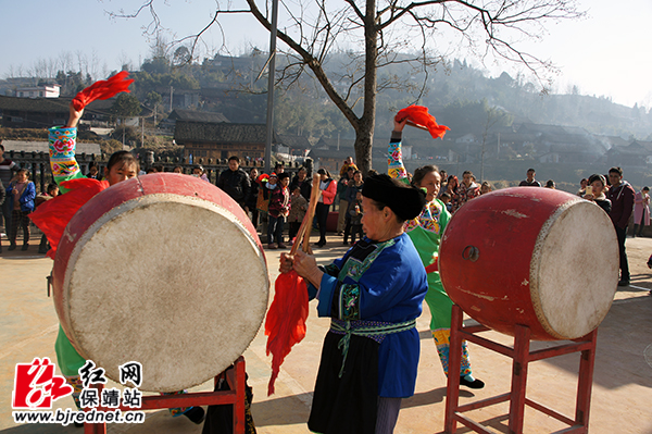 88岁苗家阿婆敲边鼓
