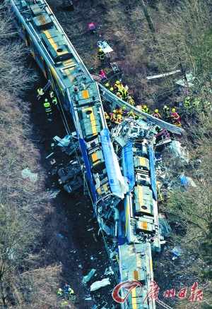 两列火车迎头相撞,导致严重伤亡.救援人员在事故现场救出一名伤者.