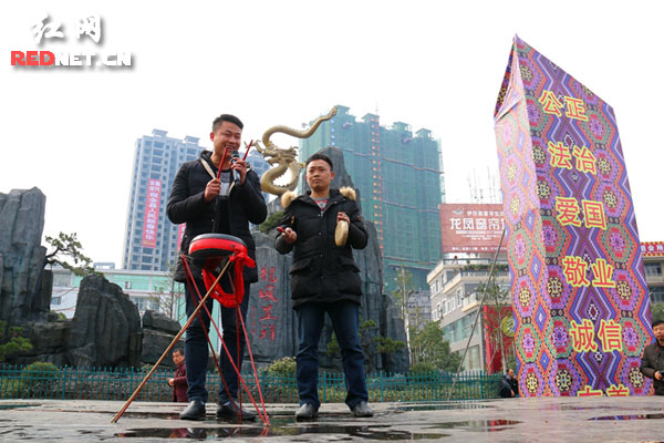 龙山土家三棒鼓闹出新春龙凤呈祥曲