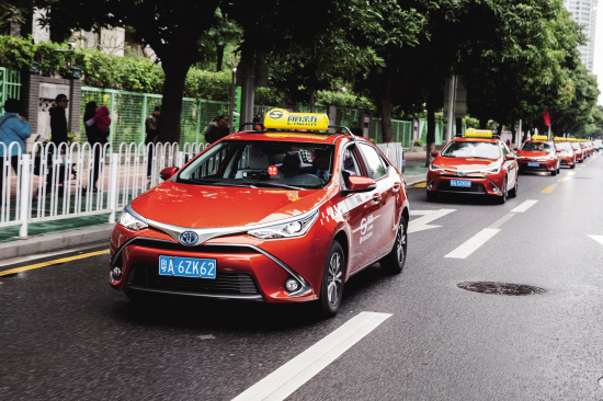 认准这个"闪电橙"!混合动力taxi至潮至环保