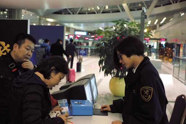 别样年味儿叫坚守海关春节通关忙图