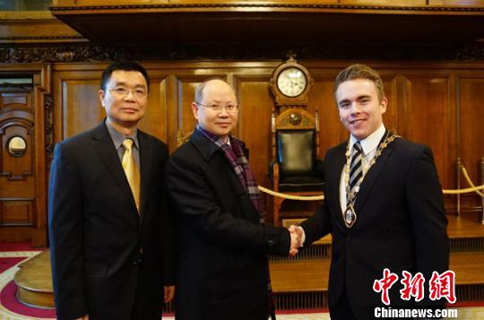 贝尔法斯特副市长思朋斯邀请"四海同春"欧洲二团全体成员合照.