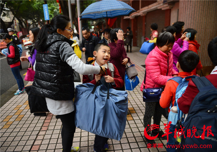 广州市各大中小学迎开学 家长送子女上学好忙碌