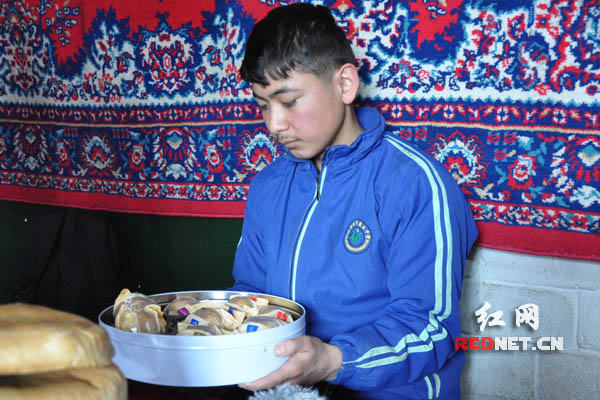 "青蛙王子"买吾兰江•艾合买提弹唱陈书国生前最喜欢的歌曲