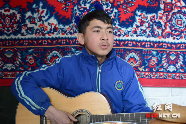 "青蛙王子"弹唱泪别陈书国:我们就像亲人一样