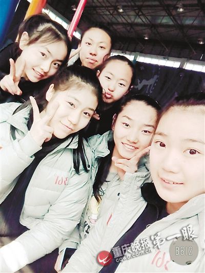 六名入选啦啦操国家队的女生合影 受访者供图