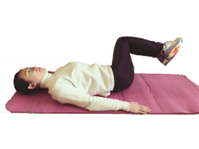 如图所示,平躺在地上,双臂打开,双腿并拢膝盖弯曲,先抬起腿向右侧放下