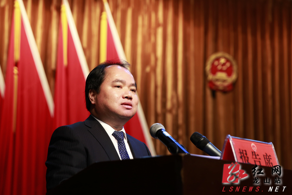 龙山县十六届人大五次会议开幕(图)
