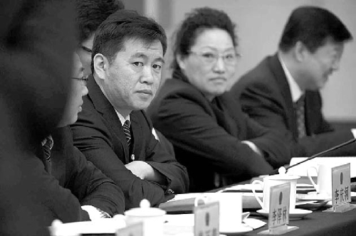 张常荣代表发言.记者程丁/摄梅章记代表(右二)发言.