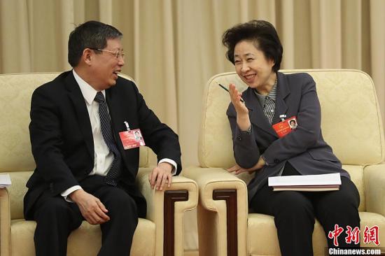 上海市市长杨雄(左)与全国人大代表王乃坤交流.中新社记者 杜洋 摄