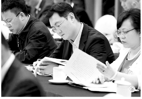 金发科技股份有限公司首席信息官龙芳代表(右)讨论纲要草案民建广东