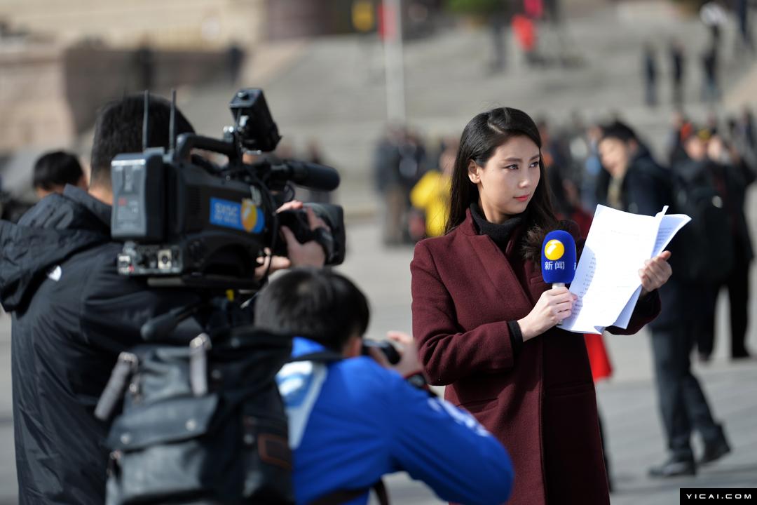 致敬三八"女神"节 那些两会里忙碌的美女记者们(多图)_新浪财经_新浪