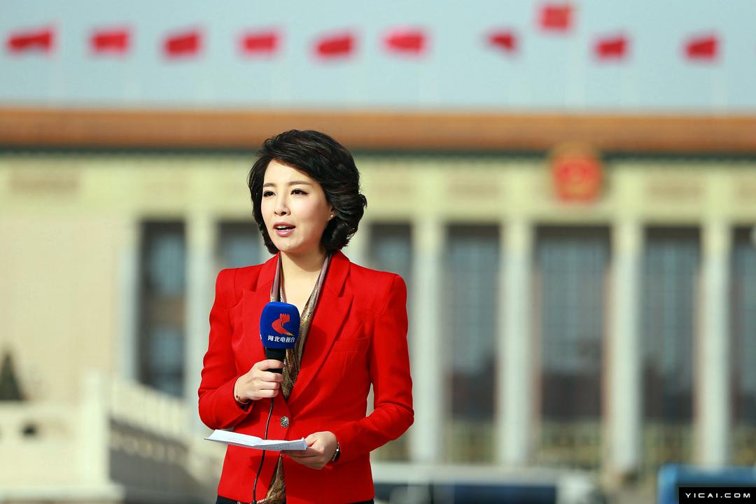 致敬三八女神节那些两会里忙碌的美女记者们多图