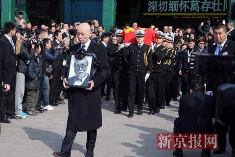 葛存壮遗体告别式八宝山举行葛优憔悴含泪送别父亲