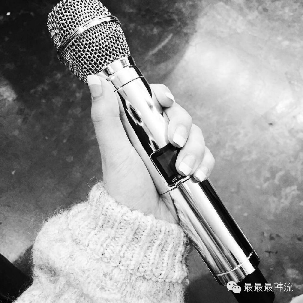 金泰妍自己说的那样,她喜欢唱歌,她也想唱歌,所以那只属于她的话筒都