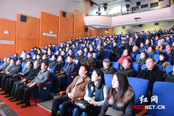 快讯：廖丙炎追思会今日举行 廖凡送父最后一程_新浪新闻