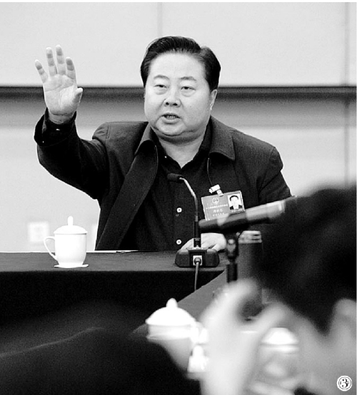 图①全国人大代表(由左至右)马建苹,白忠华,张惠萍,洪润清步入会场.