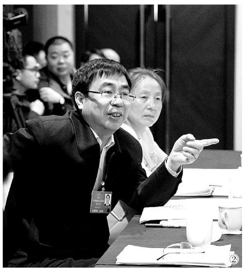 图①全国人大代表(由左至右)马建苹,白忠华,张惠萍,洪润清步入会场.