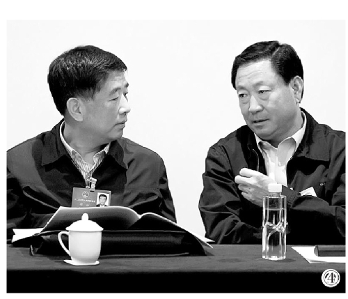 图①全国人大代表(由左至右)马建苹,白忠华,张惠萍,洪润清步入会场.