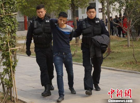 河南淮阳庙会便衣民警反扒7名嫌疑人被抓图