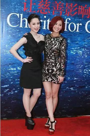 只能说,为了追上阿sa的身高,阿娇拼了.