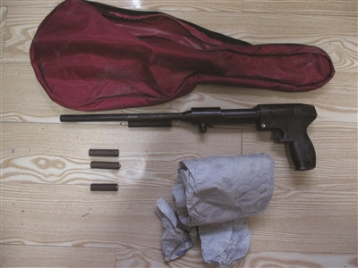 门口停着一辆车,民警对车辆进行检查后竟然发现了一支自制土枪和子弹