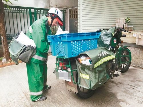 邱姓邮差送信时摔伤,仍坚持送完才返回邮局,网友大赞敬业.