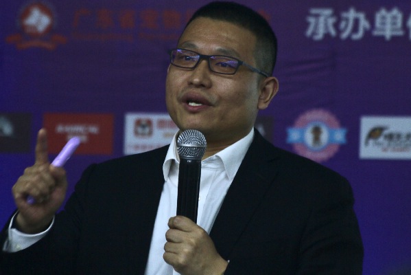 图为中宠生物科技股份有限公司董事长孙德华在分享品牌决胜的秘诀