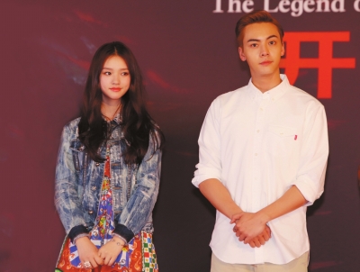 被问冯绍峰林允笑而不语