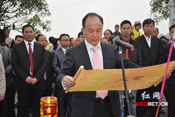 安仁举行开耕祭祀活动 县长下田耕地