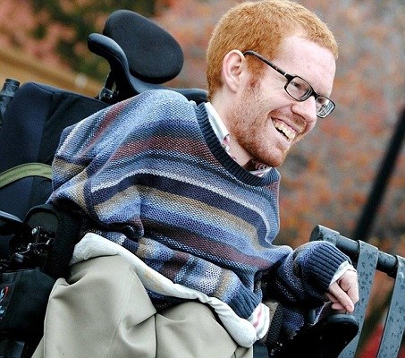 男子背患肌肉萎缩好友游欧洲图