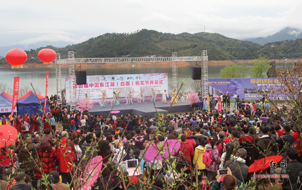 资兴东江湖白廊桃花节开幕20对情侣着古装亮相
