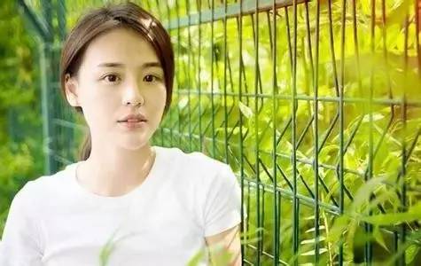 2000年参演首部电视剧《大宅门》,在剧中饰演少年白玉婷正式出道